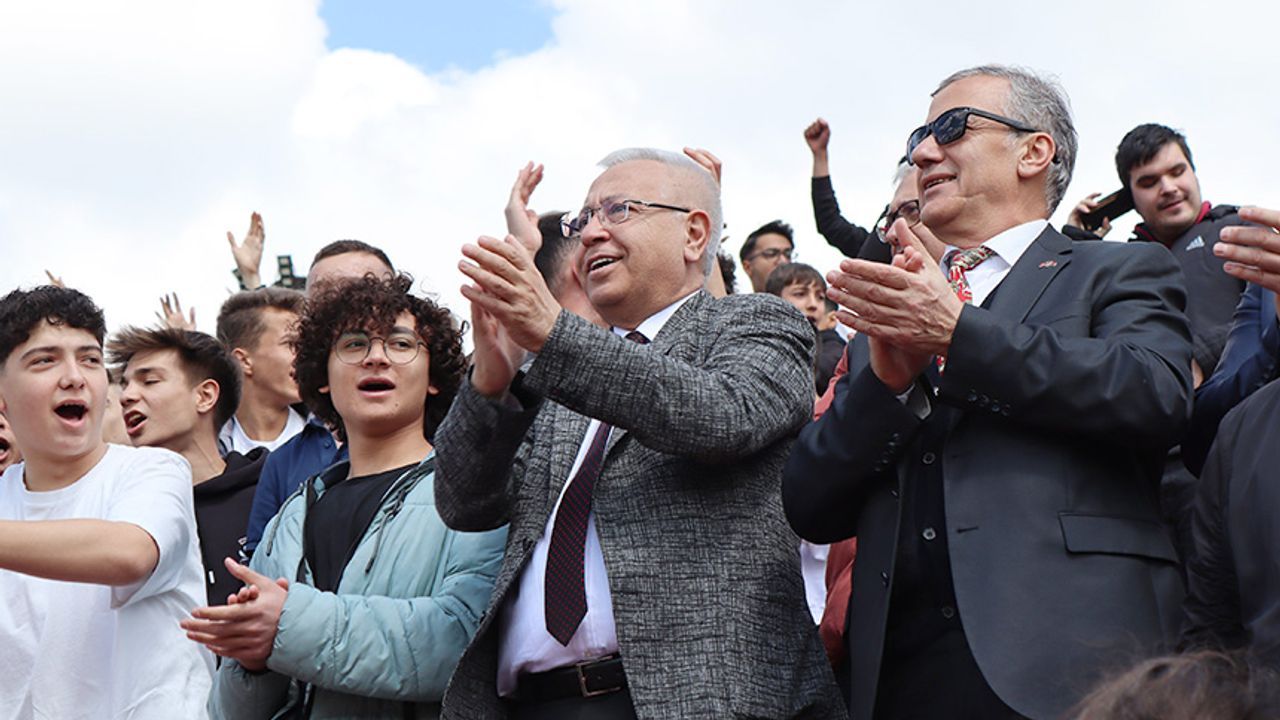 MHP Uşak Milletvekili Adayı Ayhan Kınden, Aşigolarla “Omuz Omuz’a” Maç İzledi
