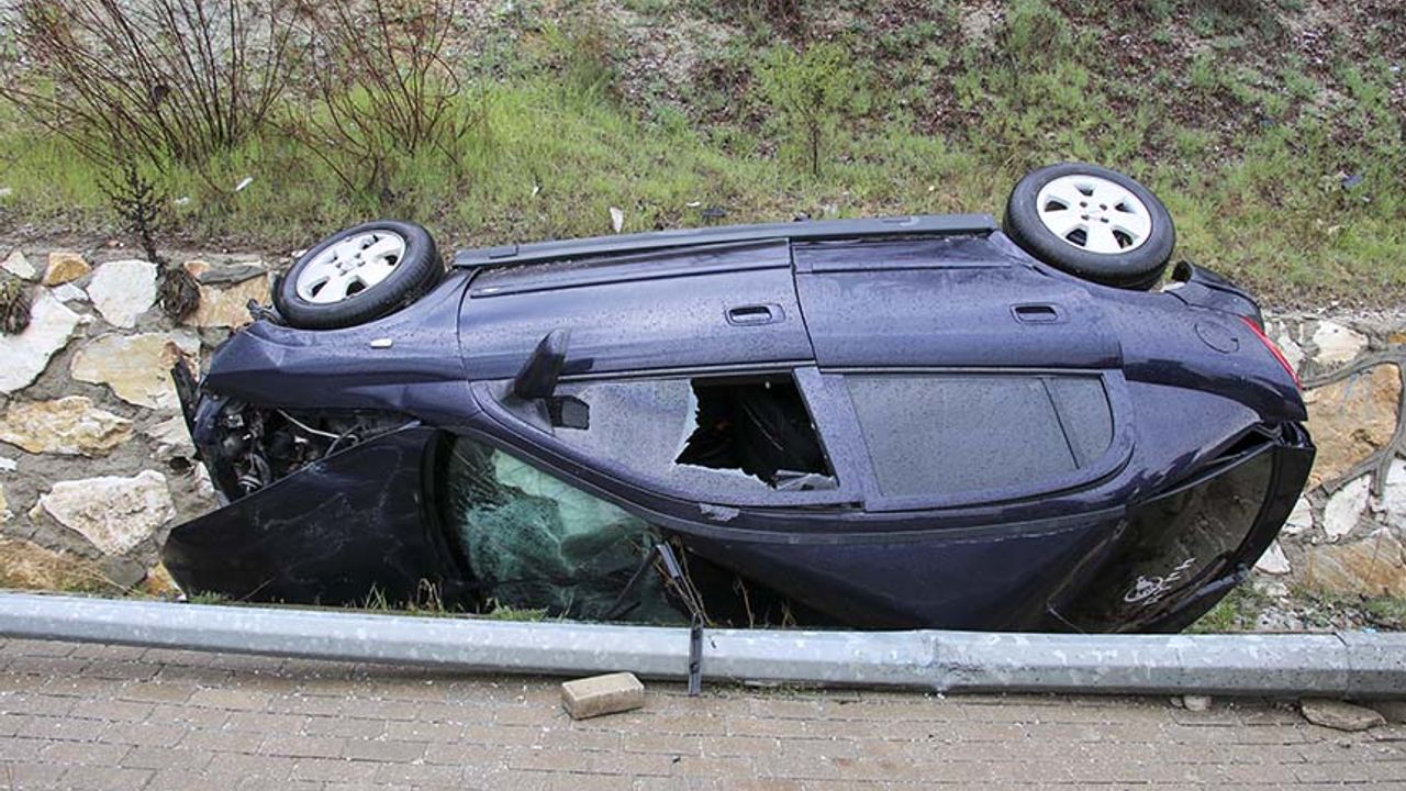 Uşak'ta Şarampole Devrilen Otomobilin Sürücüsü Yaralandı