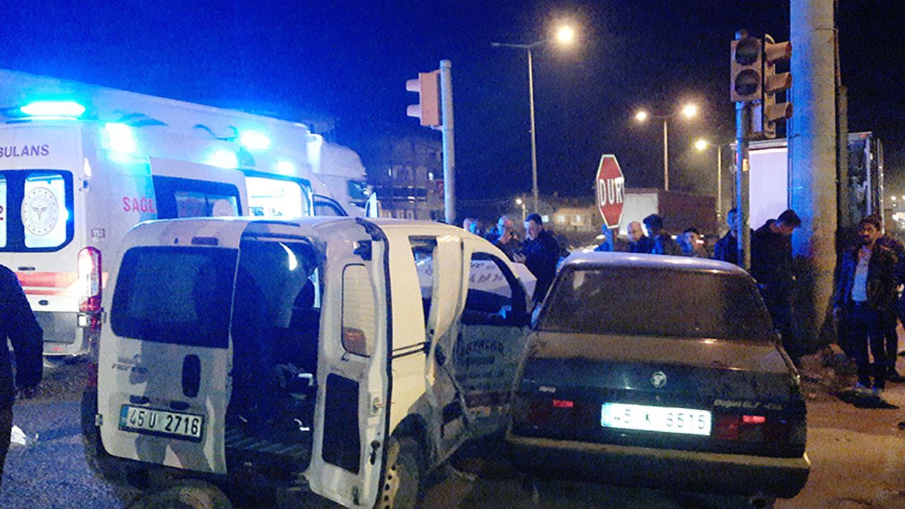 Uşak-İzmir Karayolundaki Trafik Kazasında 3 Kişi Yaralandı