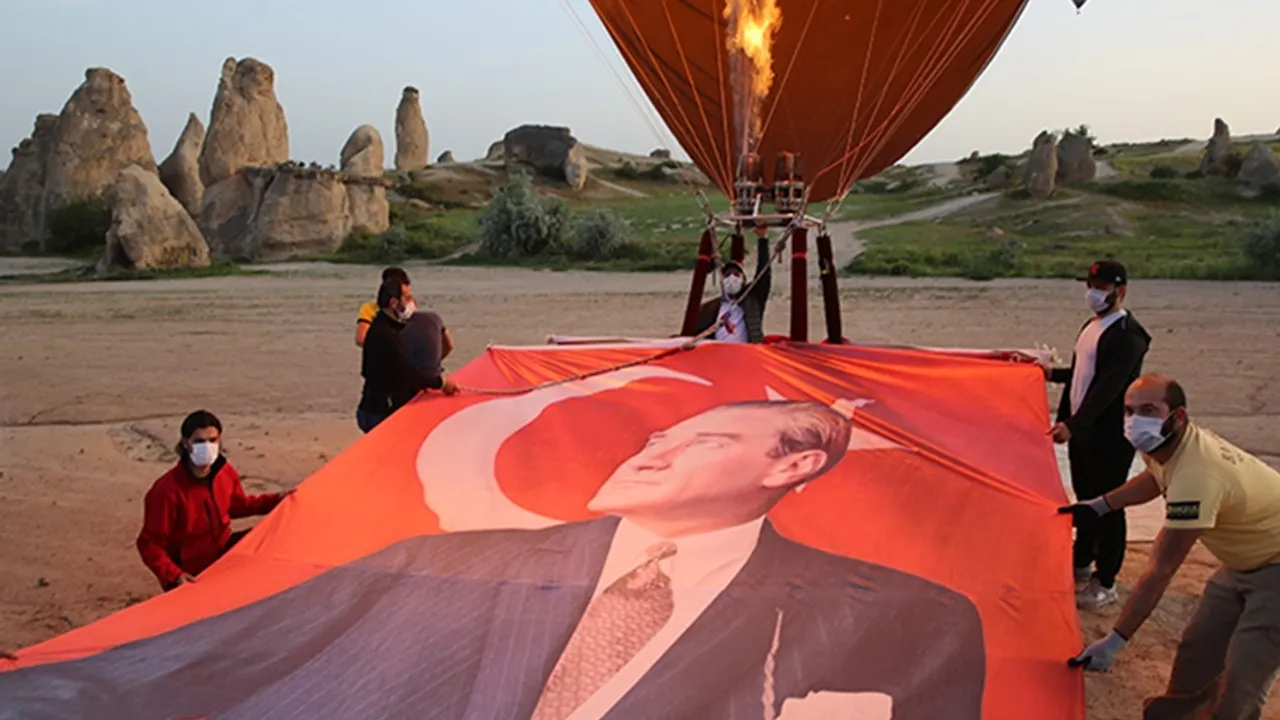 NEVŞEHİR - Kapadokya'da balonlar Türk bayrakları ve Atatürk posteri ile uçtu