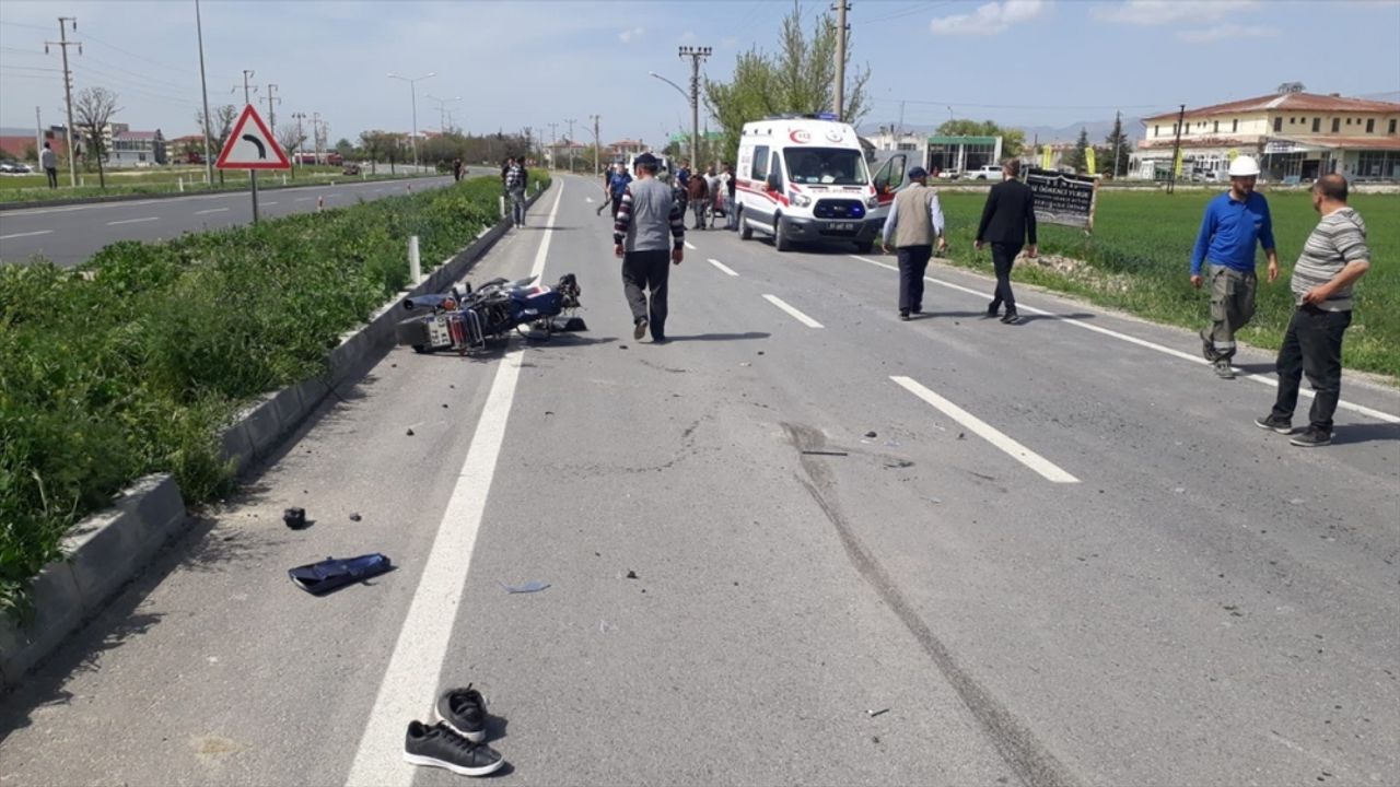 Afyonkarahisar'da motosikletin otomobile çarpması sonucu 2 kardeş yaralandı