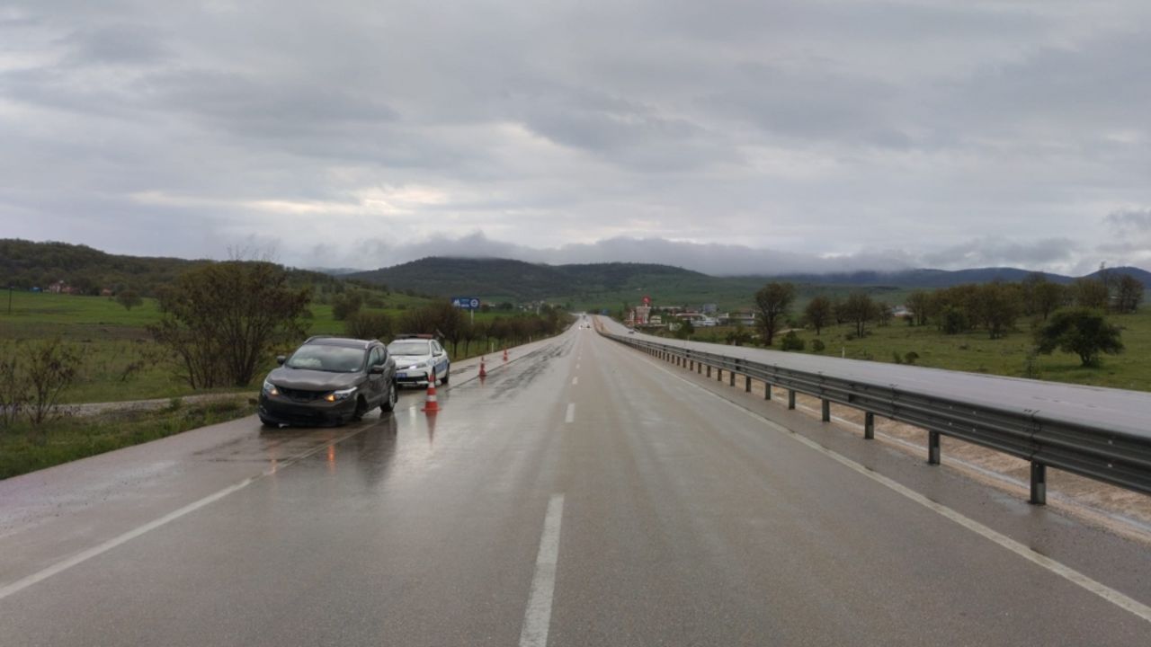 Afyonkarahisar'da otomobilin bariyerlere çarptığı kazada 5 kişi yaralandı