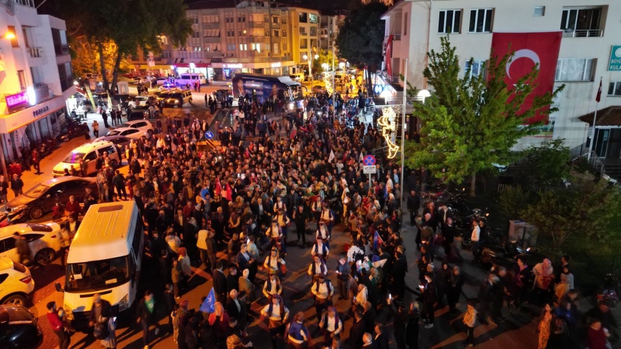 Bakan Kasapoğlu, Manisa'nın Kula ilçesinde vatandaşlara hitap etti: