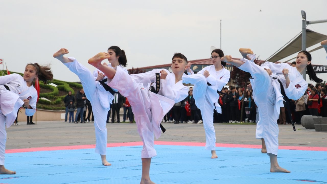 Bursa ve çevre illerde 19 Mayıs Atatürk'ü Anma, Gençlik ve Spor Bayramı kutlanıyor