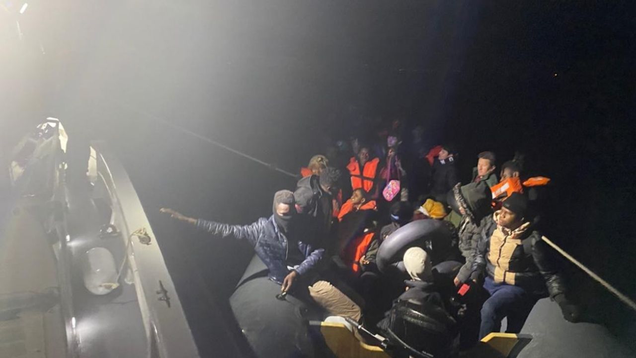 İzmir açıklarında 115 düzensiz göçmen kurtarıldı, 85 göçmen yakalandı