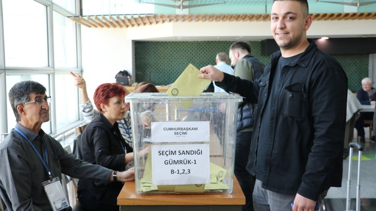 İzmir Adnan Menderes Havalimanı'nda oy verme işlemi başladı