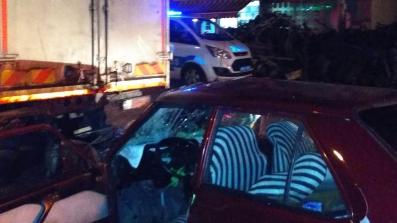 Park Halindeki Kamyona Çarpan Otomobilin Sürücüsü Ağır Yaralandı