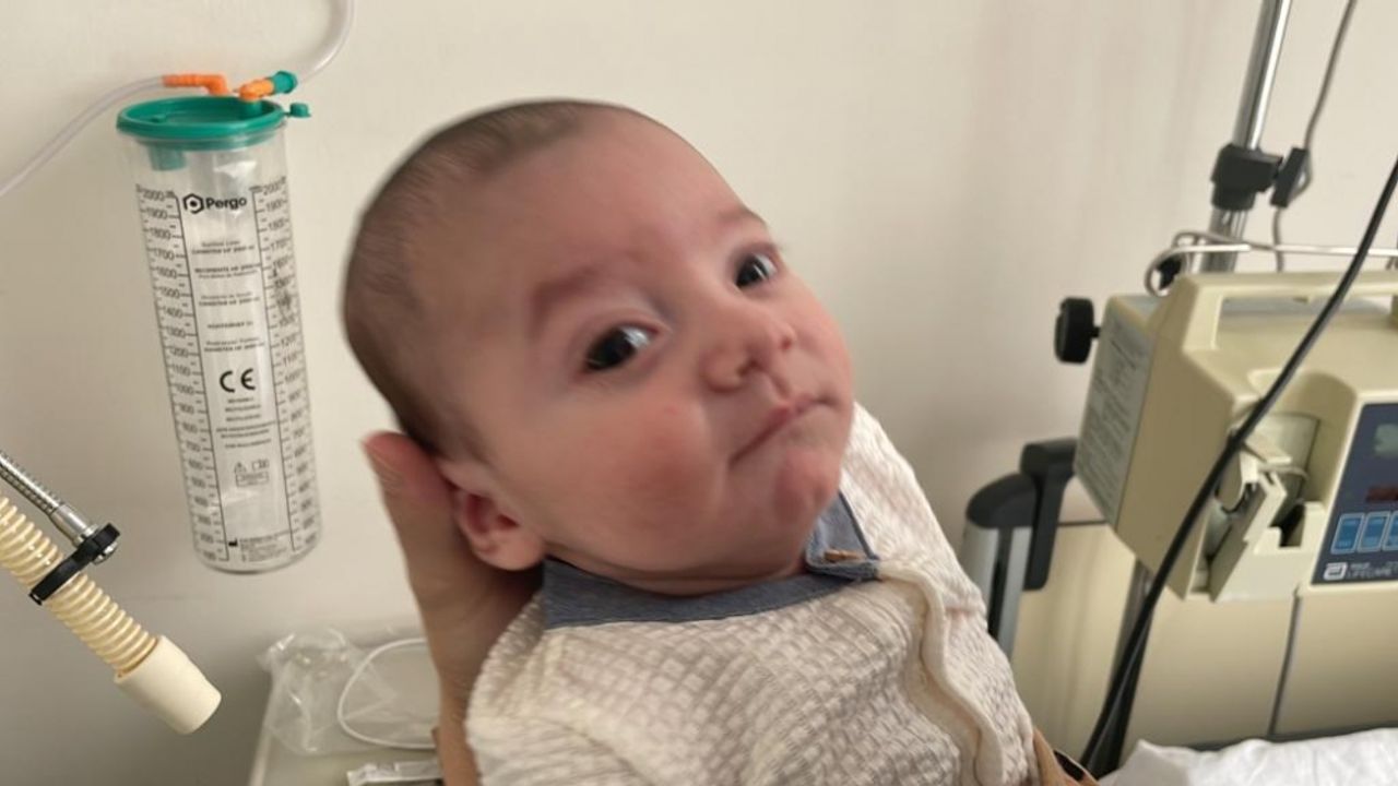 Soluk borusu dar olan Gürcü bebek, İzmir'deki ameliyatla rahat nefes aldı