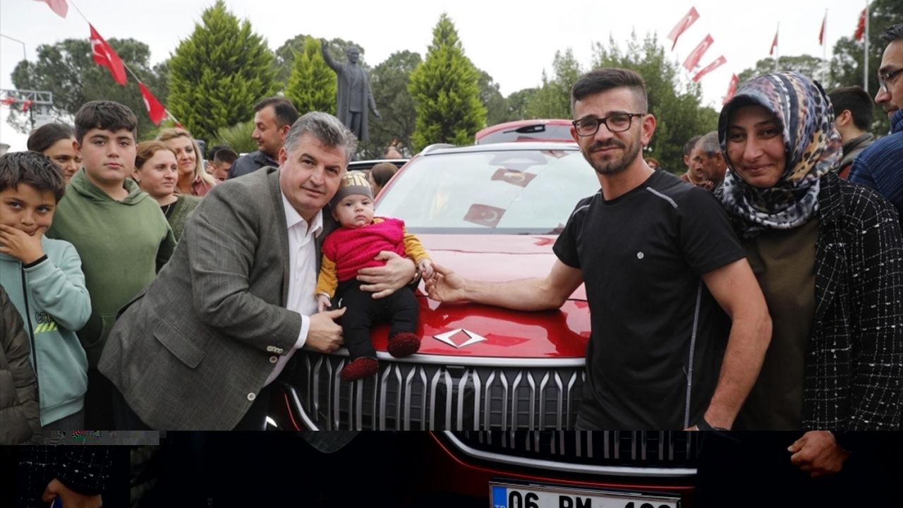 Türkiye'nin yerli otomobili Togg Kınık'ta sergilendi