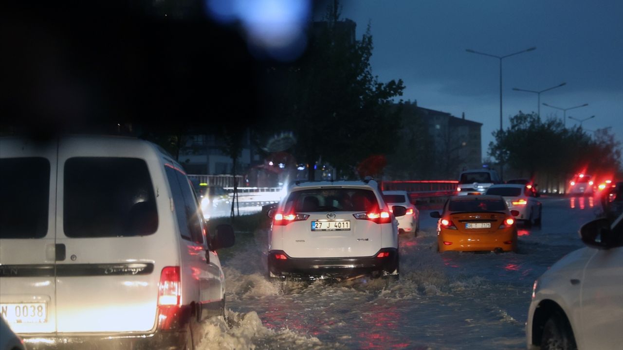 ANKARA - Şiddetli yağış nedeniyle vatandaşlar zor anlar yaşadı (4)