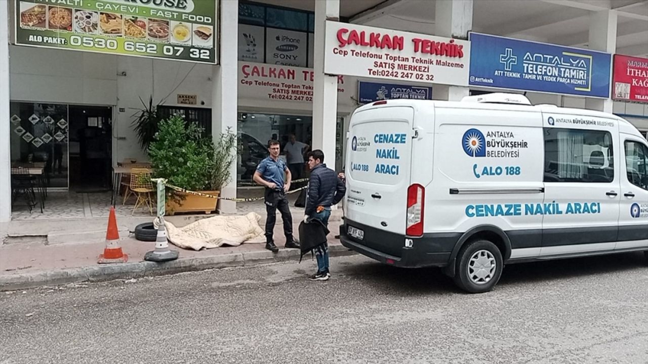 Antalya'da bir kişi sokakta ölü bulundu
