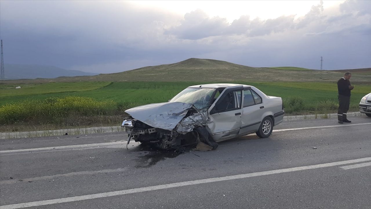 ÇORUM - İki otomobil çarpıştı, 4 kişi yaralandı