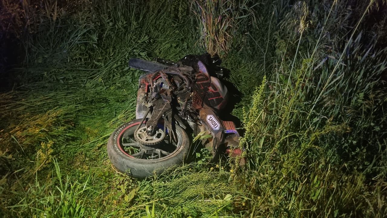 DÜZCE - Yayaya çarpan motosikletin sürücüsü öldü, 2 kişi ağır yaralandı