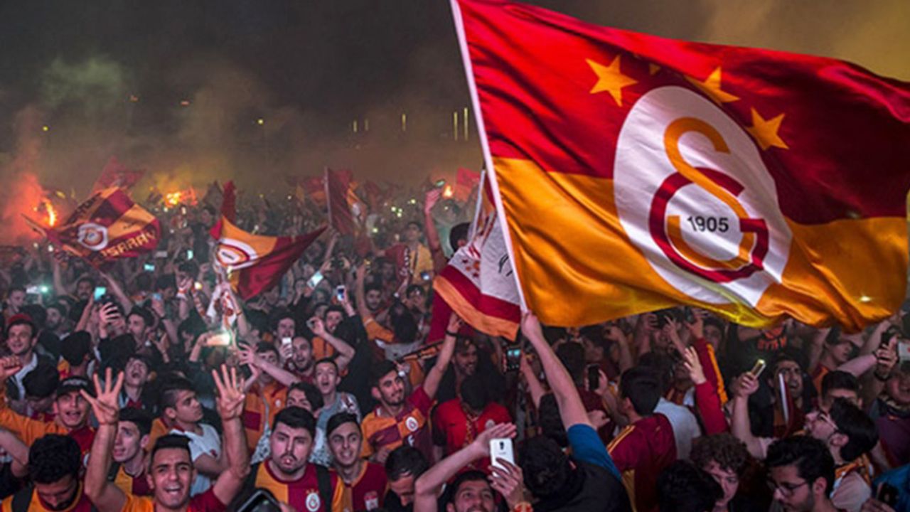 Uşak'ta Galatasaray'ın Şampiyon Kutlamaları Gece Boyunca Sürdü