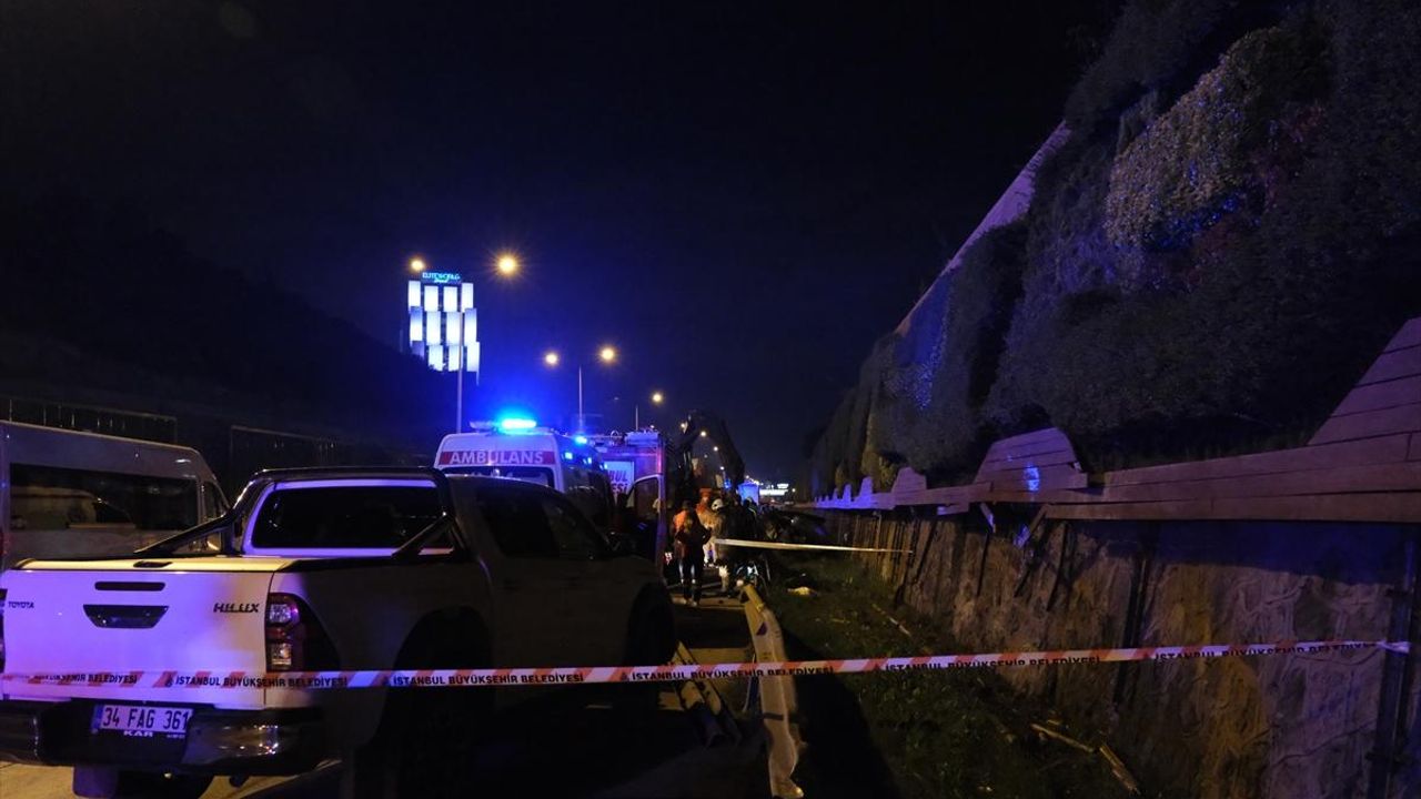 İSTANBUL - Maltepe'de aracın yol kenarında çalışan İBB işçilerine çarpması sonucu 4 kişi öldü