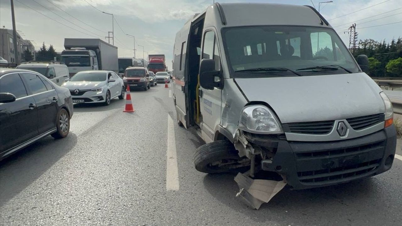 KOCAELİ - 5 aracın karıştığı zincirleme trafik kazasında 1 kişi yaralandı