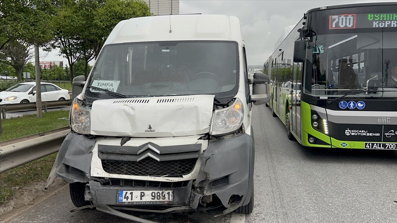 KOCAELİ - İki servis aracının karıştığı kazada 4 işçi yaralandı