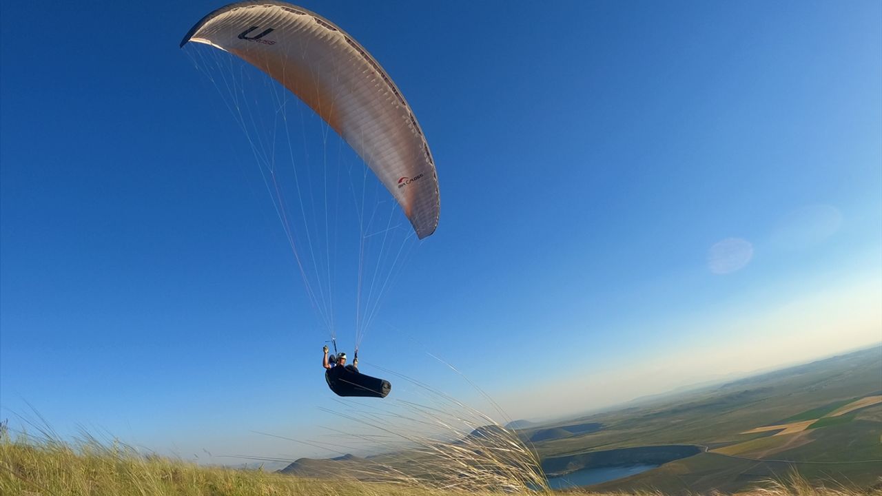 KONYA - Karacadağ bölgesi doğal güzellikleriyle yamaç paraşütçülerin gözdesi olmaya aday