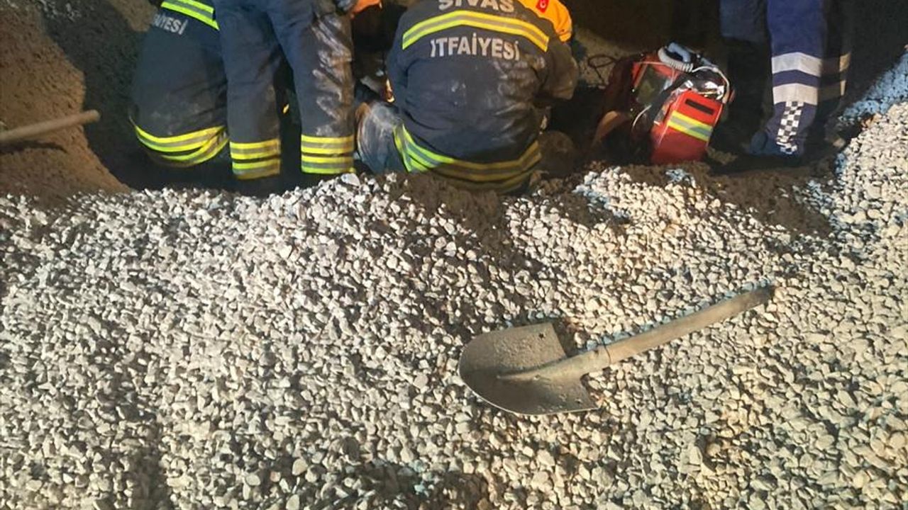 Sivas'ta bir şantiyede tırın kasasından boşalan çakılların altında kalan işçi öldü (2)