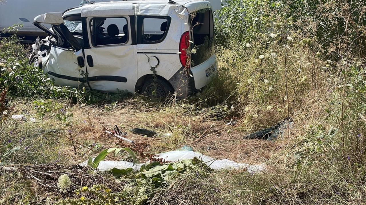 Afyonkarahisar'da hafif ticari aracın tırla çarpışması sonucu 3 kişi yaralandı