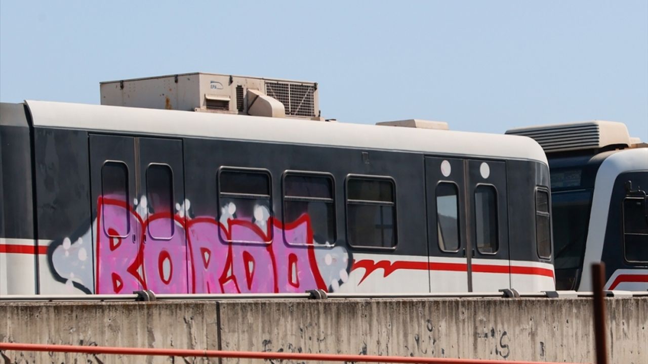 İzmir'de grev nedeniyle park halindeki metro vagonlarına spreyle yazı yazıldı