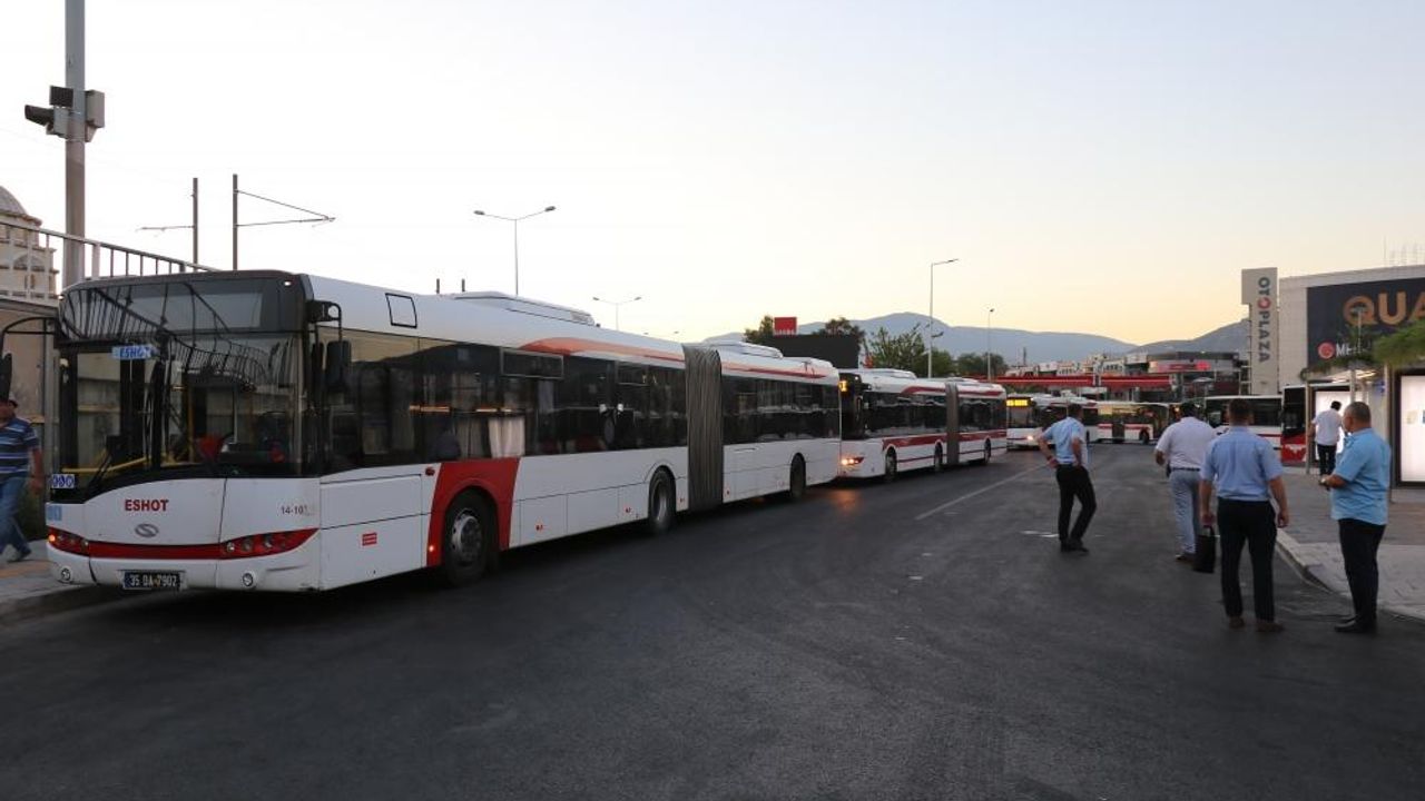 İzmir'de metro ve tramvay çalışanları greve gitti