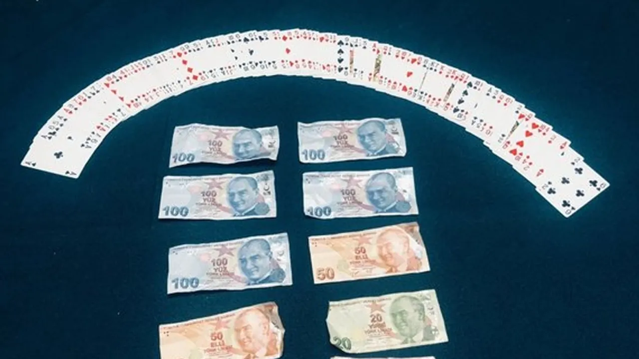 İzmir'de kumar oynarken yakalanan 13 kişiye para cezası kesildi
