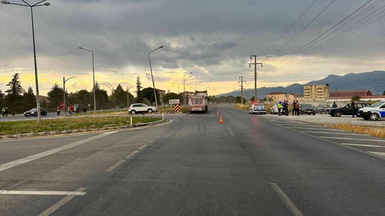 Afyonkarahisar'da otomobil ile tırın çarpışması sonucu 4 kişi yaralandı