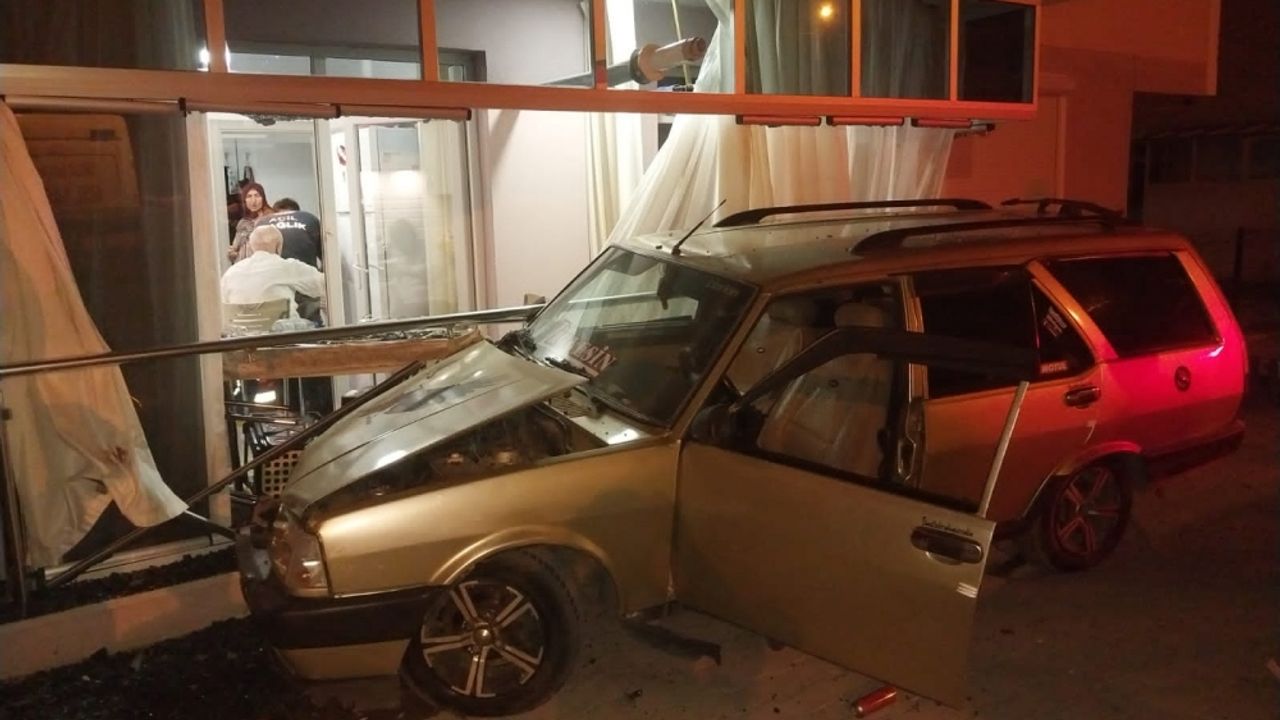 Gediz'de eve çarpan otomobildeki 3 kişi yaralandı