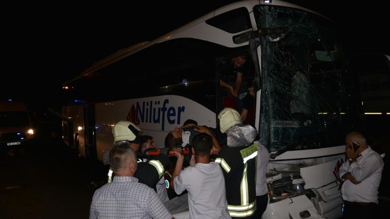 Manisa'da yolcu otobüsünün tıra çarpması sonucu 3 kişi yaralandı
