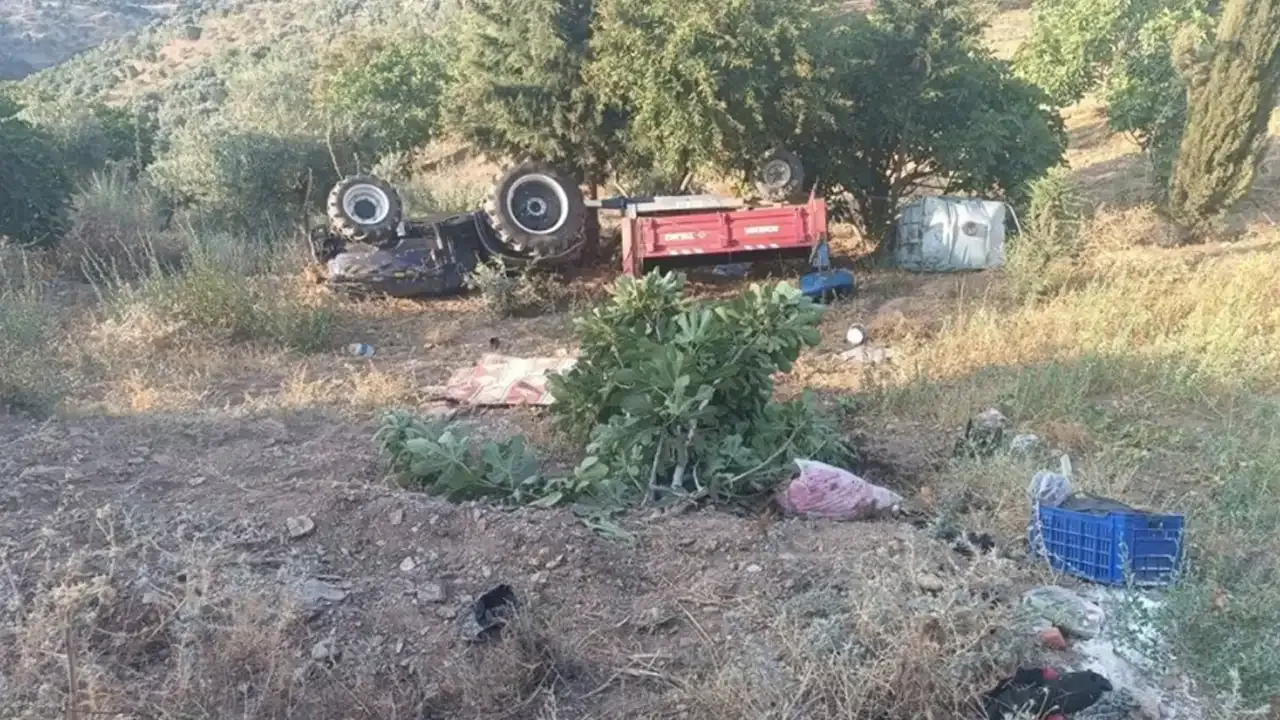 Aydın'da Traktör Devrilmesinde Sürücü Hayatını Kaybetti, Eşi ve Çocuğu Yaralandı