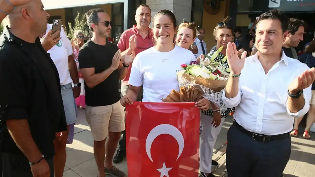 Kuzey Kanalı'nı Yüzerek Geçen En genç Türk Sporcu Olan Aysu Türkoğlu, Bodrum'a Döndü