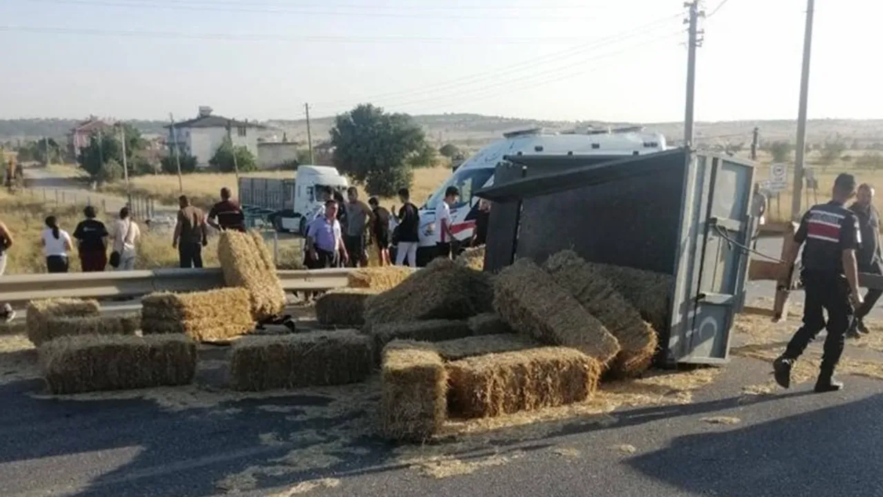 Banaz'da traktör ile otomobil çarpıştı! 4 kişi yaralandı