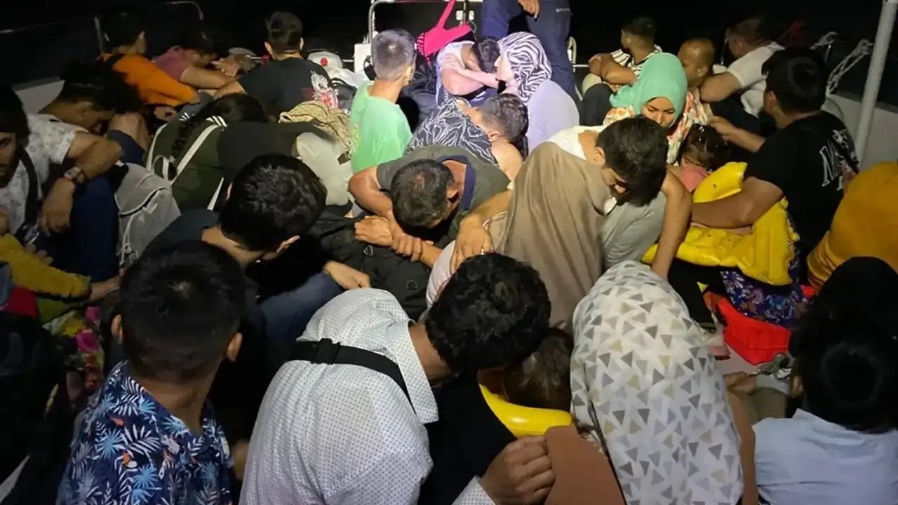 İzmir Açıklarında 58 Kaçak Göçmen Kurtarıldı, 38 Kişi Yakalandı