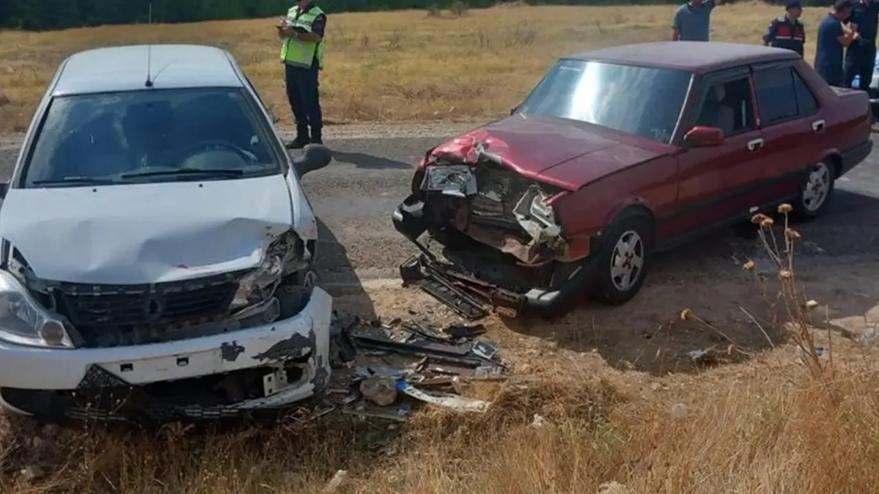 Ulubeyde Kaza! 2 Otomobil Çarpıştı 3 Yaralı