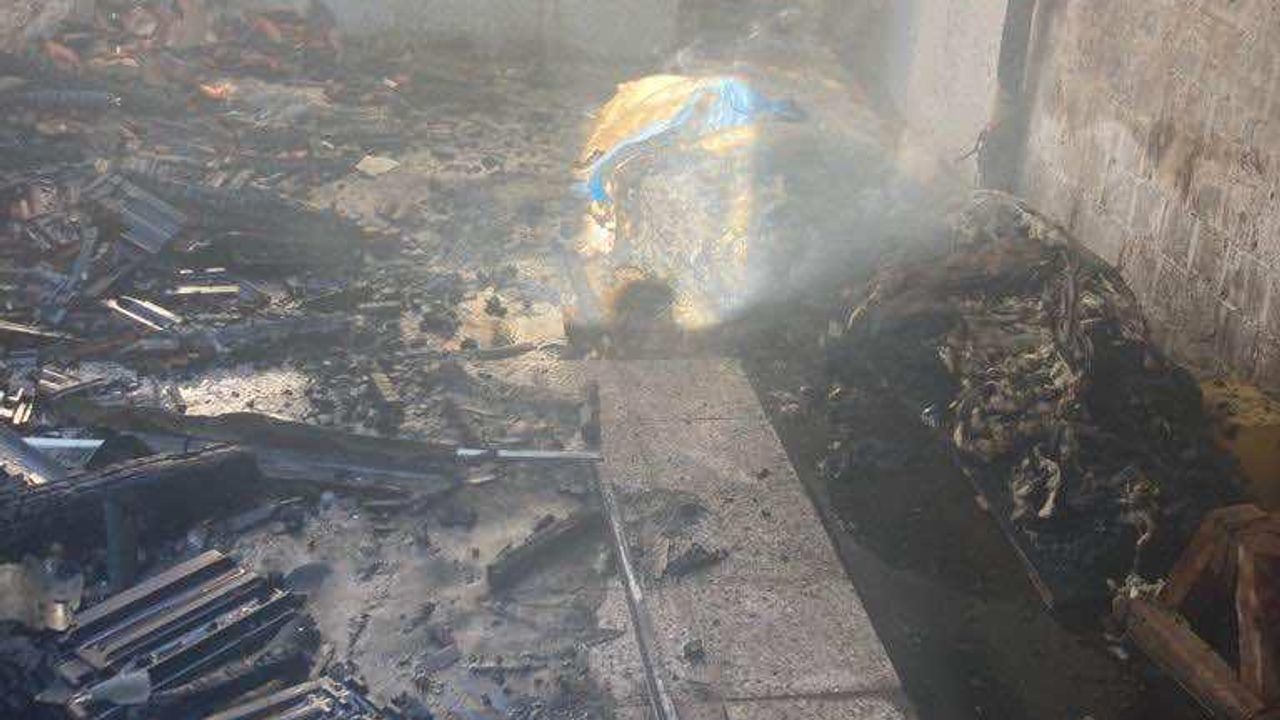 Ulubey'de metruk evde çıkan yangın sonrası saman balyası ve buğday deposu yandı