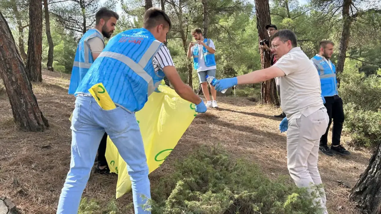Uşak AK Parti Milletvekilleri mesire alanında çöp topladı