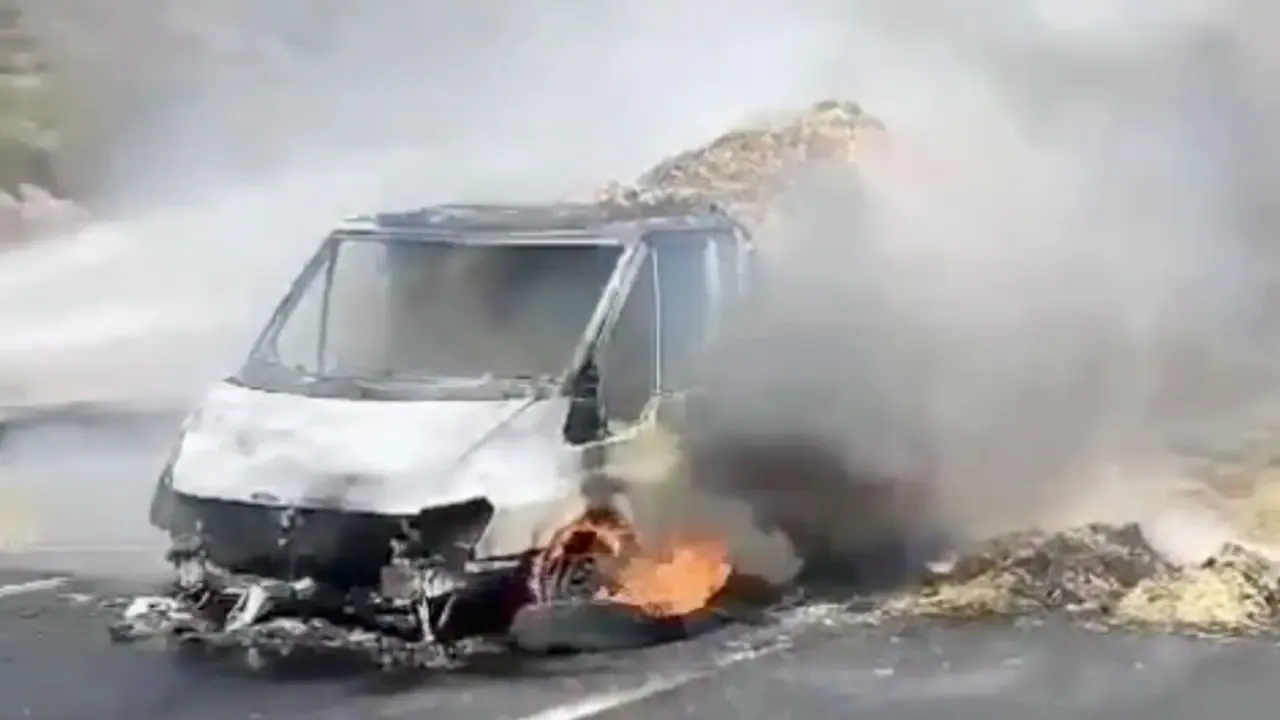 Uşak İzmir karayolu Yenişehir rampasında saman yüklü kamyonet yandı