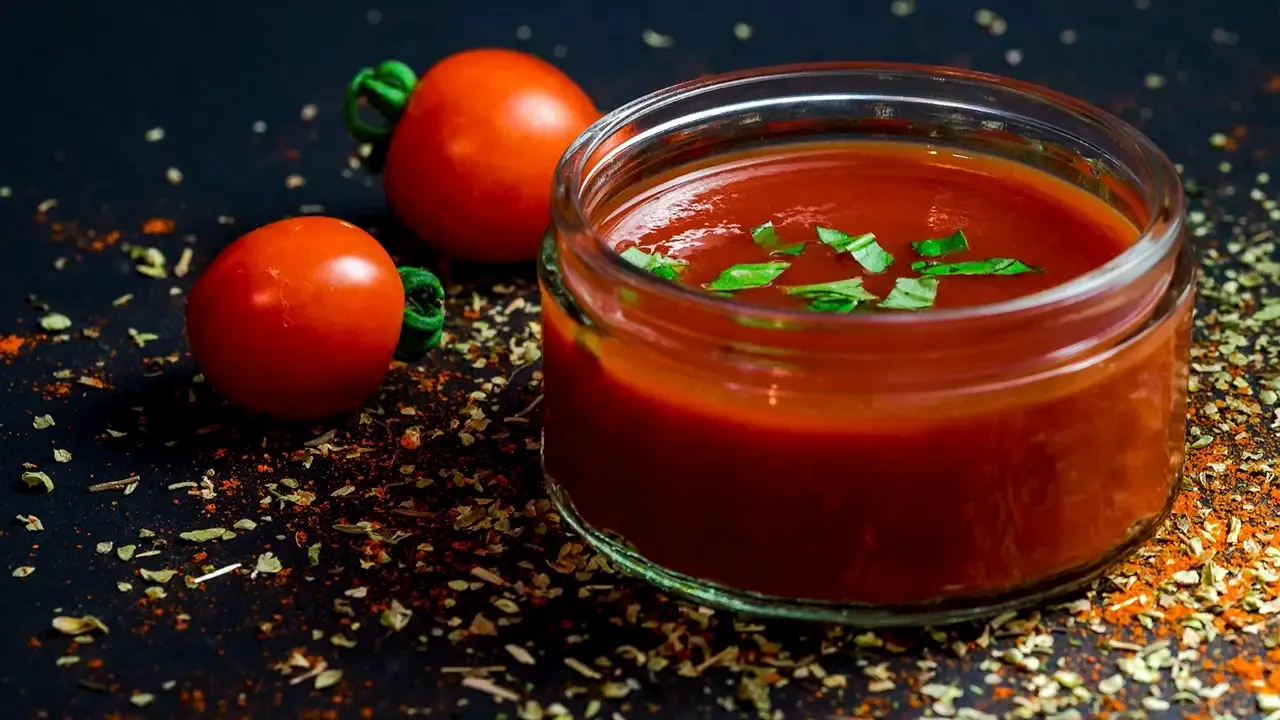 Uşak kışa hazır! Hiç küflenmeyen domates sosu nasıl yapılır?
