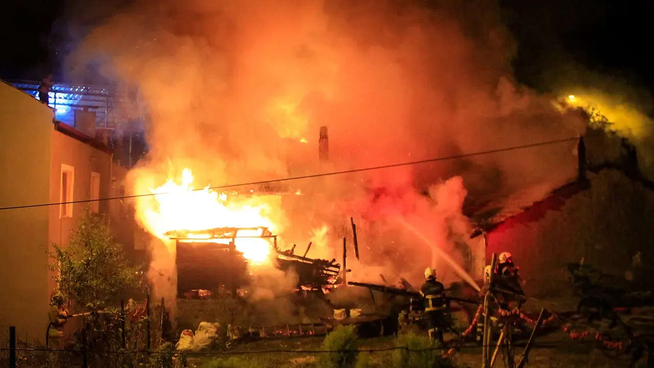 Uşak Banaz'da 2 katlı evde çıkan yangın hasara neden oldu