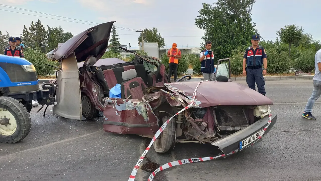 Manisa Şehzadeler'de Feci Kaza...Traktörün Römorkuna Çaptı 1 Kişi Öldü 3 Kişi Yaralandı