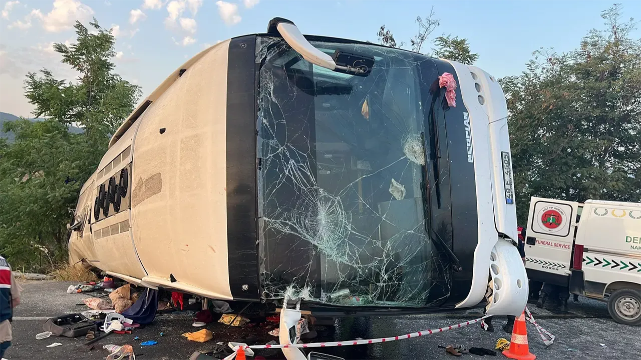 Feci Kaza.. Kum Yüklü Kamyon Otobüse Çarptı: 6 Ölü, 42 Yaralı