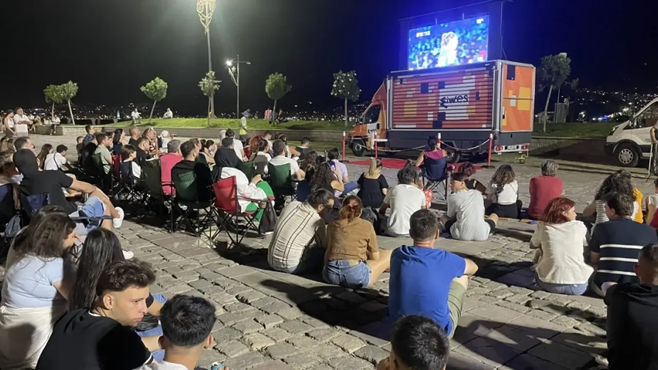 İzmir'de vatandaşlar Türkiye-Sırbistan final maçını meydana kurulan ekranda izliyor