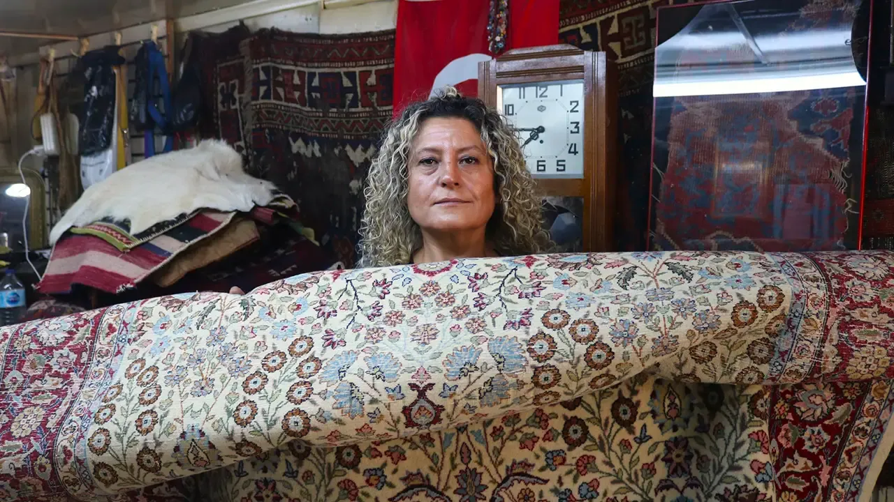 Uşak halılarına büyük ilgi: Türkiye’nin ilk kadın halı tamircisi oldu!