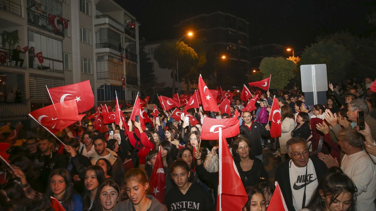 İzmir'de Cumhuriyetin 102. yıl dönümü coşkuyla kutlanacak
