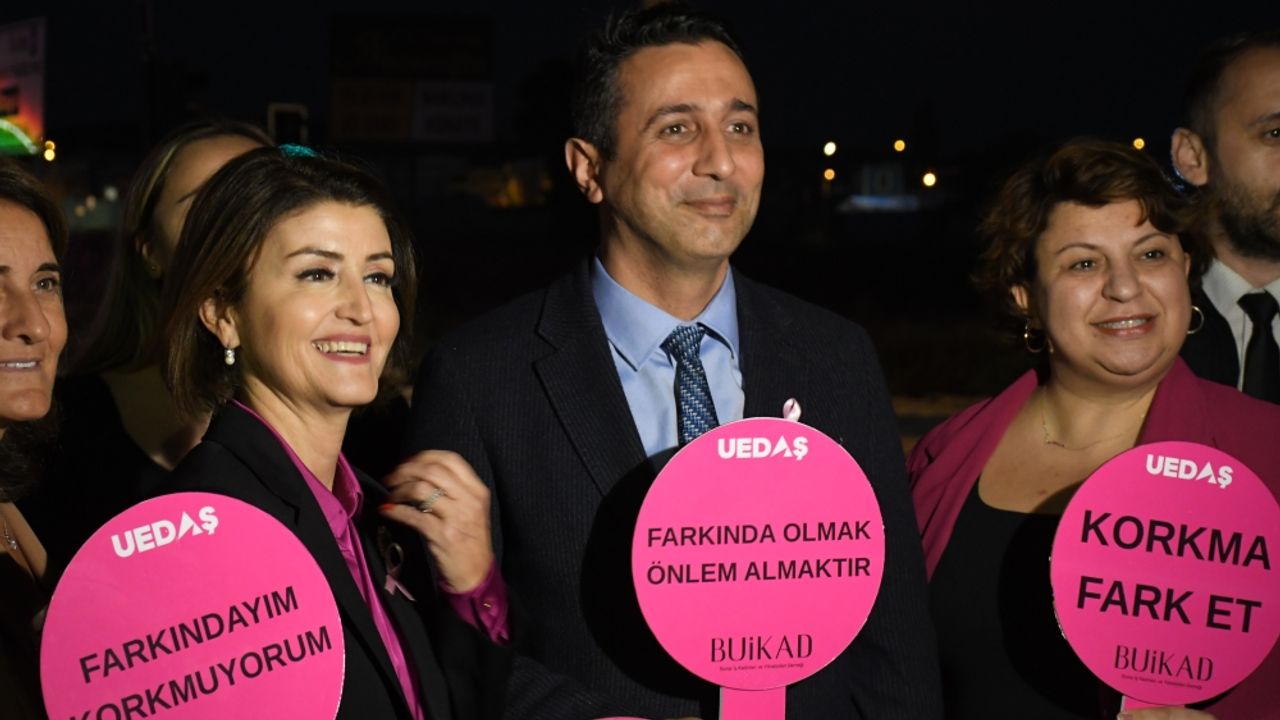 Bursa'da sokak lambaları meme kanseri farkındalığı için pembe yanıyor