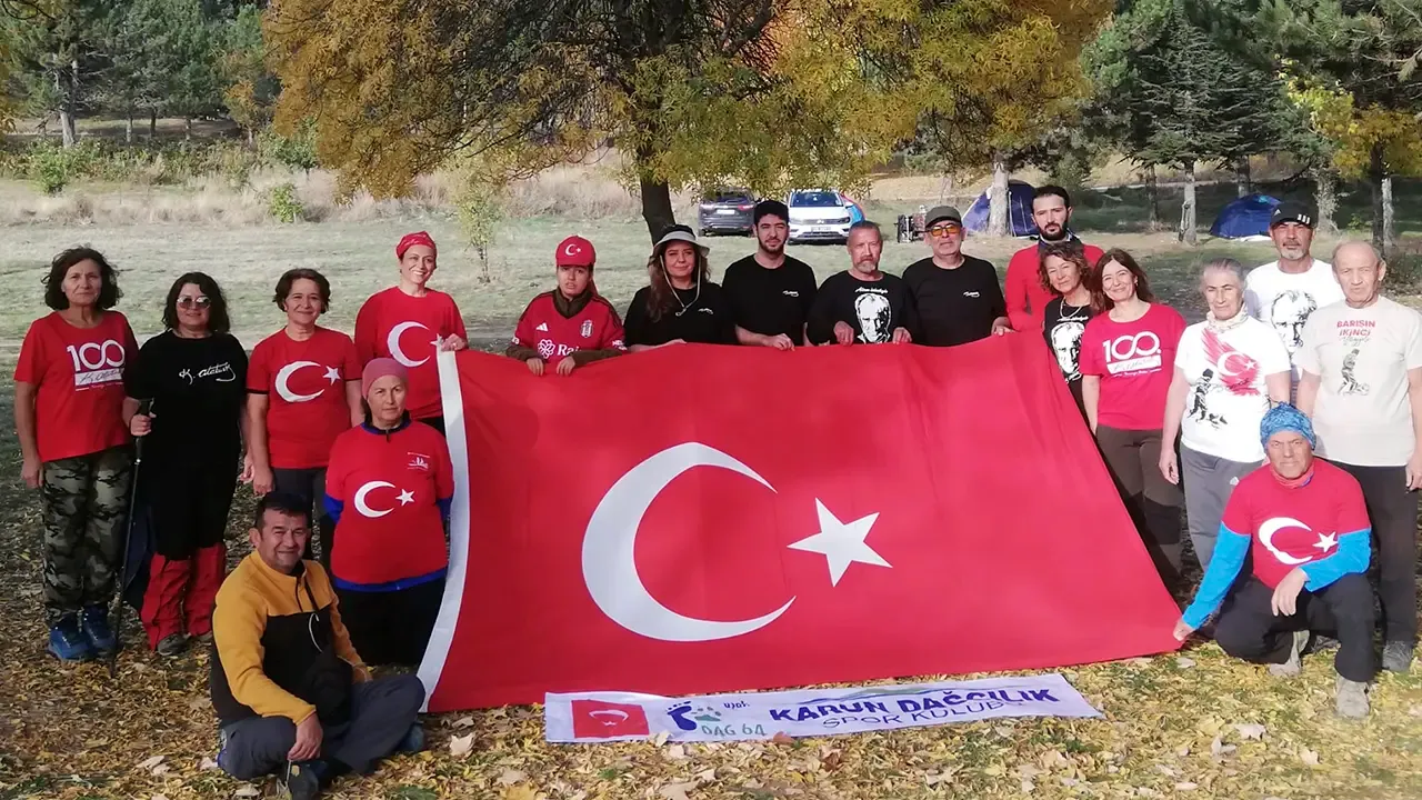 Uşak Karun Dağcılık Cumhuriyet’in 100. Yılı'nda 20 Dağcı İle 19.23 Km Yürüdü