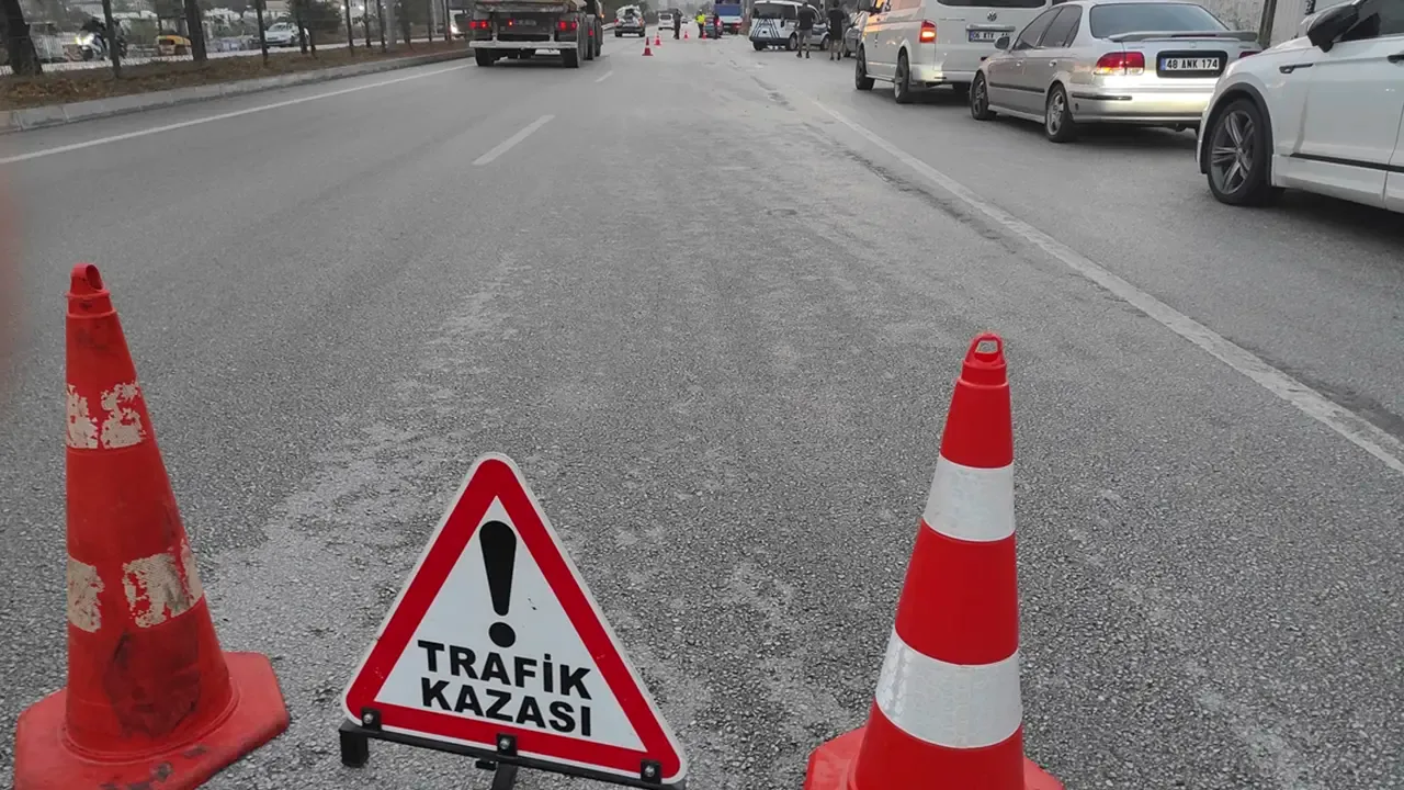 İzmir Kemalpaşa'da iki otomobil çarpıştı 2 kişi öldü, 2 kişi yaralandı