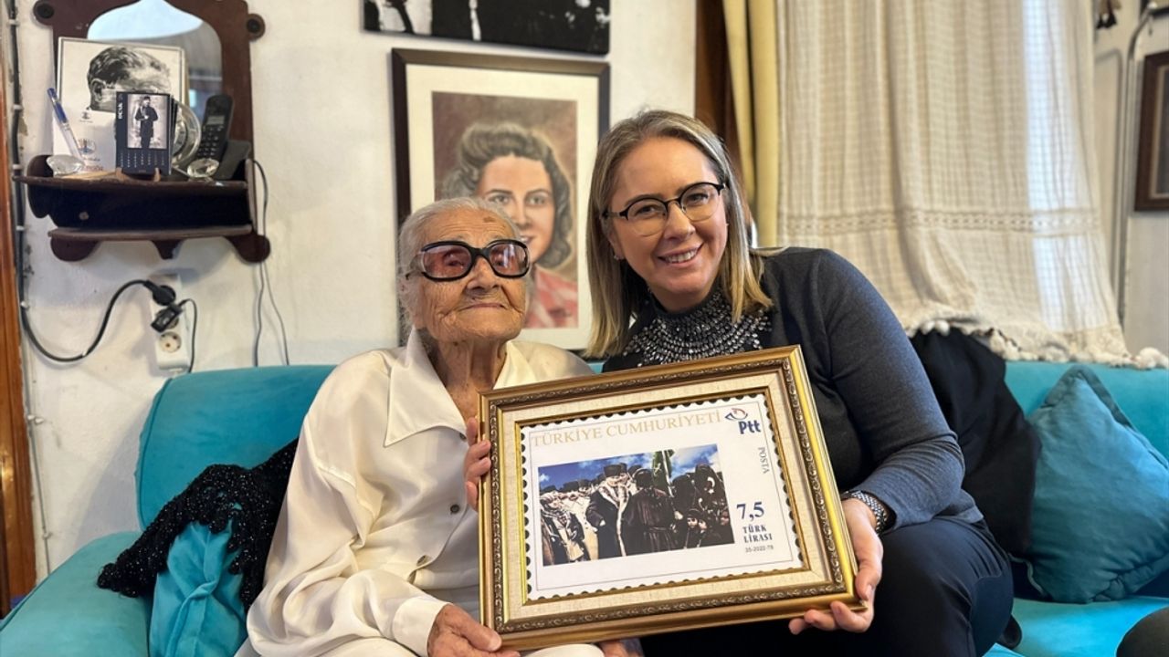 AK Parti'li Çankırı'dan 108 yaşındaki emekli öğretmen Sabiha Özer'e ziyaret