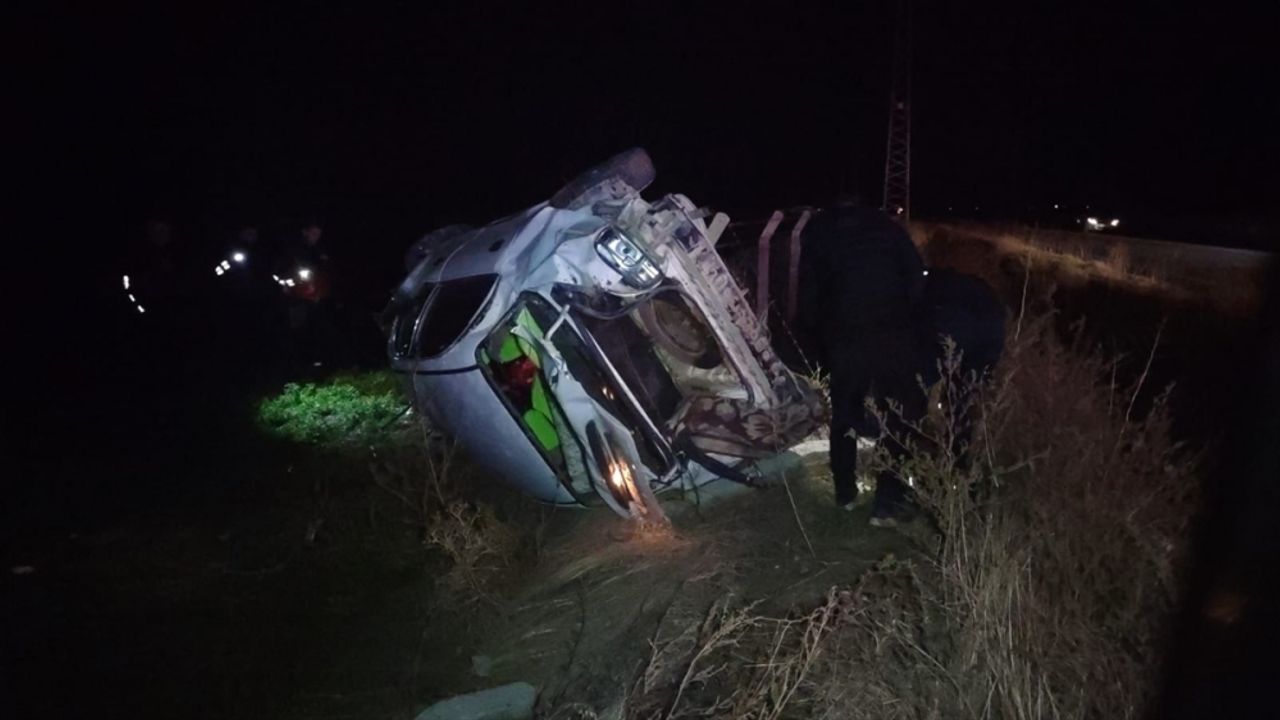 Bolvadin'de şarampole devrilen otomobildeki 2 kişi yaralandı